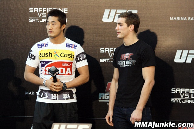 fot. MMAjunkie - Dong Hyun Kim and John Hathaway