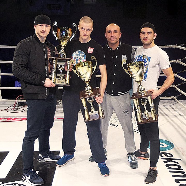 Adam Gielata na MFC 9 (po środku)