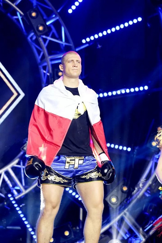 Łukasz Krupadziorow, 中国选手李龙则是不敌波兰巨兽卢卡斯