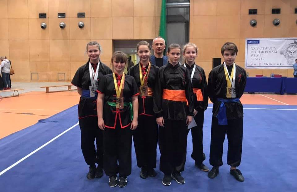 Zwycięska drużyna juniorów z medalami z Sifu Tomaszem Chabowskim