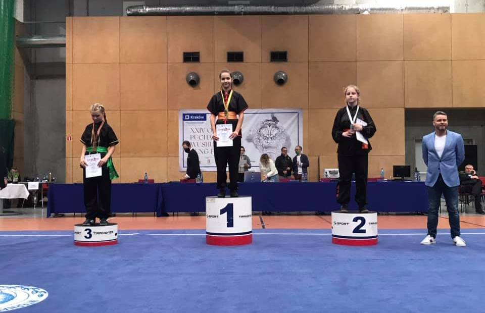 Na 1 miejscu na podium Wiktoria Dębosz I miejsce w kat. Formy z bronią długą różną kobiety i mężczyźni Na 1 miejscu na podium Wiktoria Dębosz I miejsce w kat. Formy z bronią długą różną kobiety i mężczyźni
