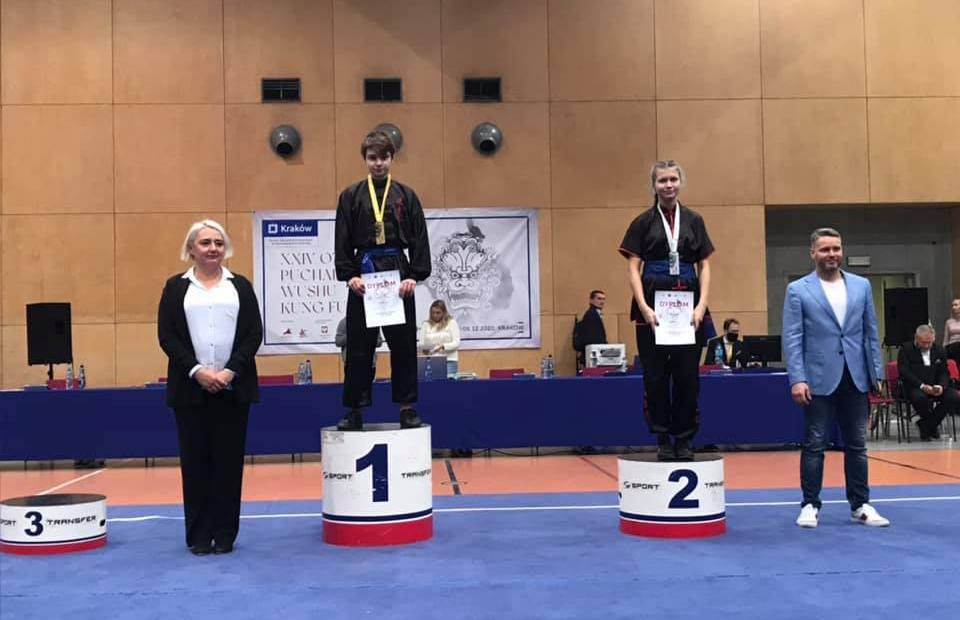 Na podium 1 miejsce  Filip Parafiński, 2 miejsce Magda Skiba – kat. Formy z bronią długą różną juniorzy 15 – 17 lat Na podium 1 miejsce  Filip Parafiński, 2 miejsce Magda Skiba – kat. Formy z bronią długą różną juniorzy 15 – 17 lat